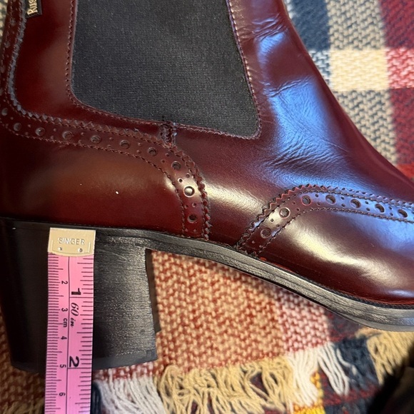 Russell & Bromley women 39.5 9 Boot ankle Chelsea Brown red 2” block heel brogue